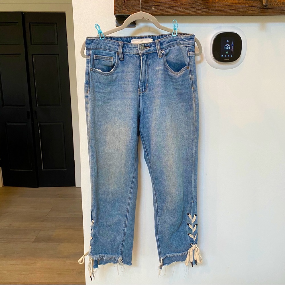 Cropped jeans• tie detail at bottom